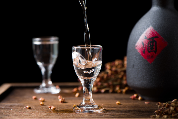 51度的白酒，为何成了“酒桌隐身人”？一场分子之间的味觉微妙博弈