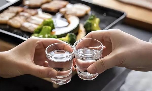 喝酒真的能御寒?温暖的错觉,危险的真相