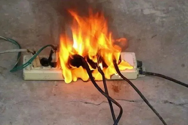 “隐形火种”就在你家里?家庭电气火灾的真相与防线