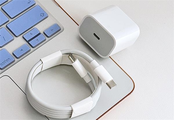 手机快充到底伤不伤电池？一场速度与寿命的技术博弈