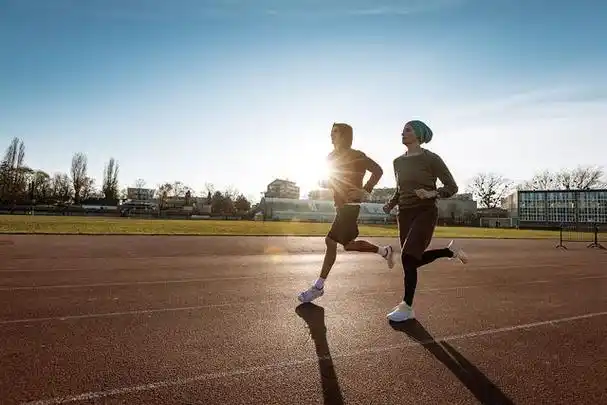 晨跑PK夜跑，哪个时间更适合你？科学解读运动时段之争