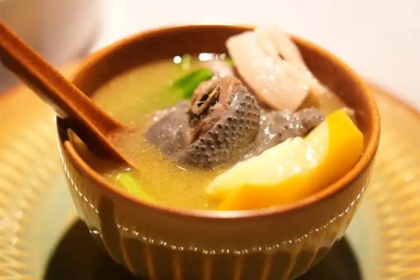 喝汤真比吃肉养人?一碗汤里的“营养迷思”