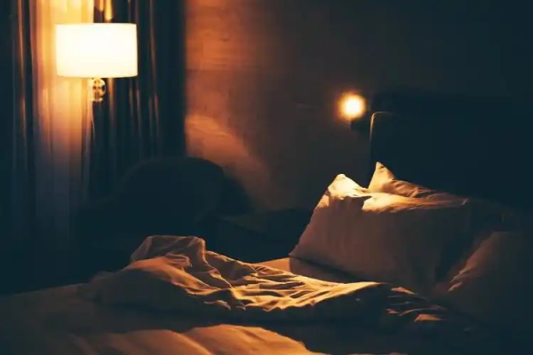 睡觉时,总想把脚伸出被子?大脑和身体都在“帮你降温”