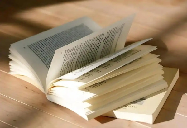 为什么一看书就犯困?科学揭秘“大脑省电模式”