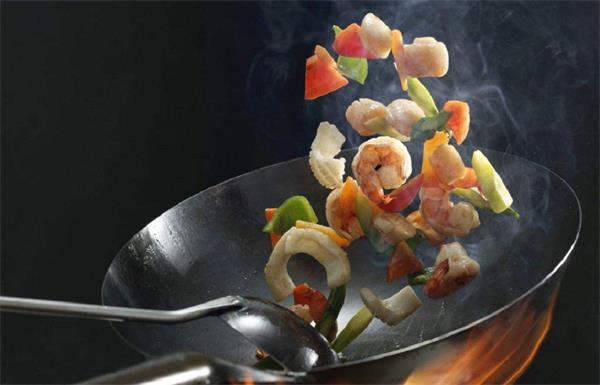 铁锅炒菜真能补铁?传统智慧与现代营养的“铁”证之辨