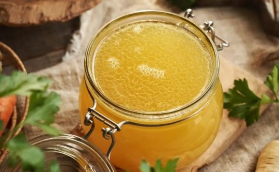 每天一杯蜂蜜水,真的能养颜通便吗?科学揭秘蜂蜜的真实功效