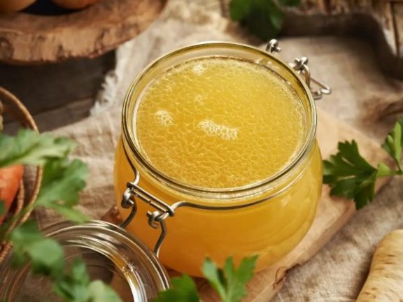 每天一杯蜂蜜水,真的能养颜通便吗?科学揭秘蜂蜜的真实功效